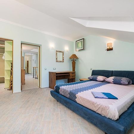 Classical Deribasivska 3-Bedrooms Apartment Odessa Ngoại thất bức ảnh