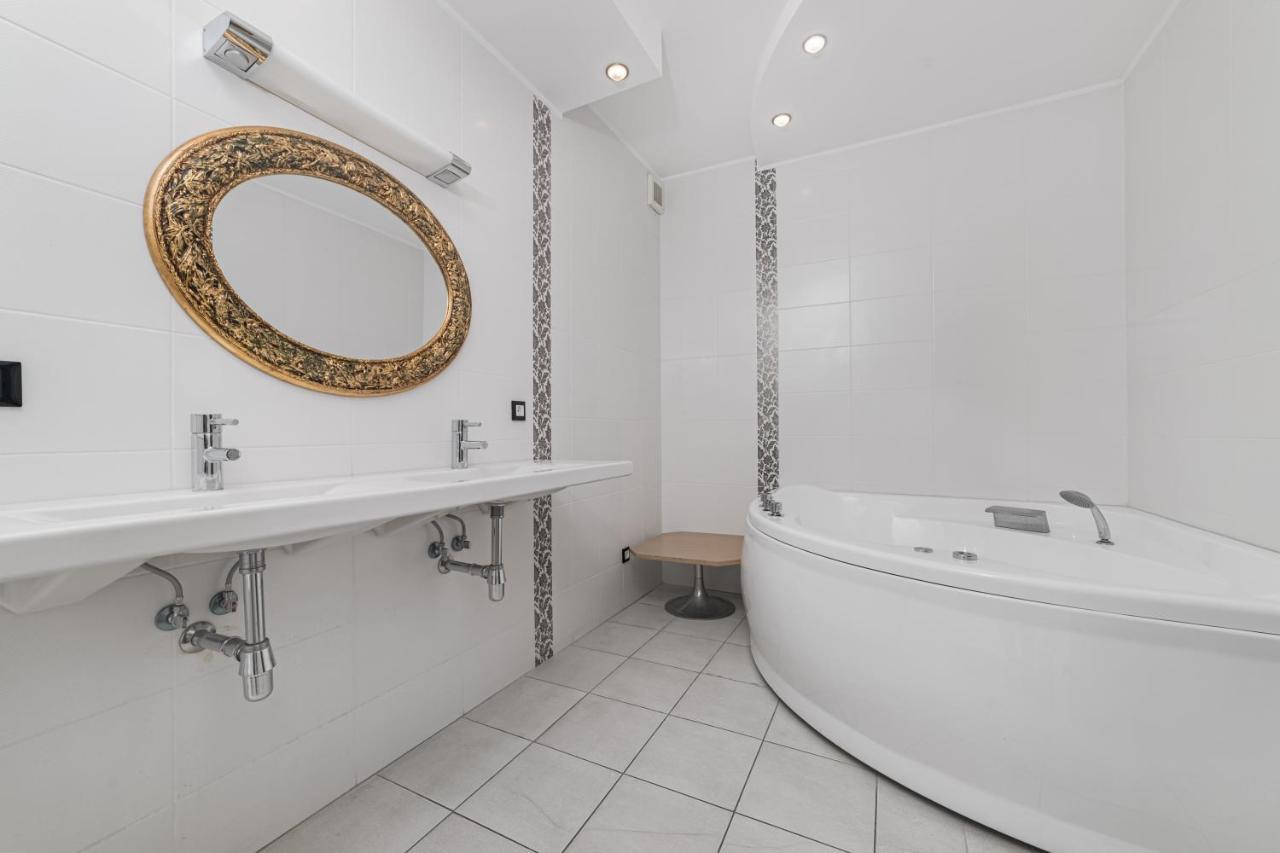 Classical Deribasivska 3-Bedrooms Apartment Odessa Ngoại thất bức ảnh